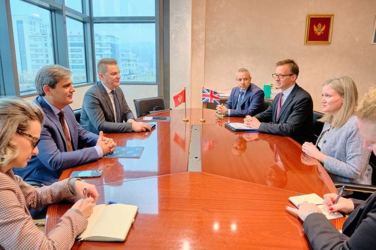 Ibrahimović sa britanskom ambasadorkom Karen Medoks i britanskim komesarom za trgovinu Krisom Bartonom