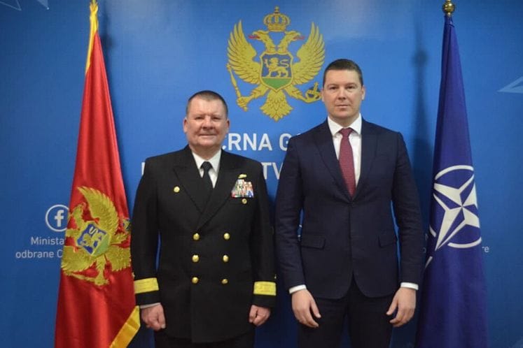 Adžić sa komandantom Stalne NATO pomorske grupe 2, kontraadmiralom Skiretom