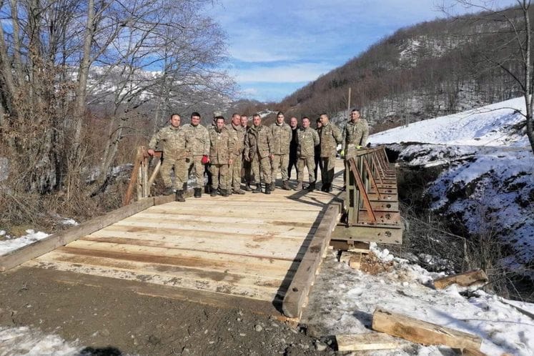 Pripanici Inžinjerijske čete montirali novi most na rijeci Ljevak u selu Polja