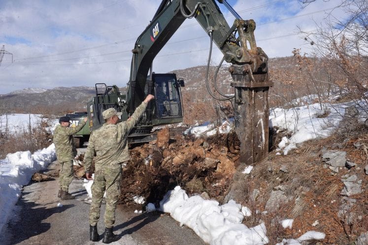 Inžinjerijska četa VCG angažovana na proširenju puta Čevo - Markovina