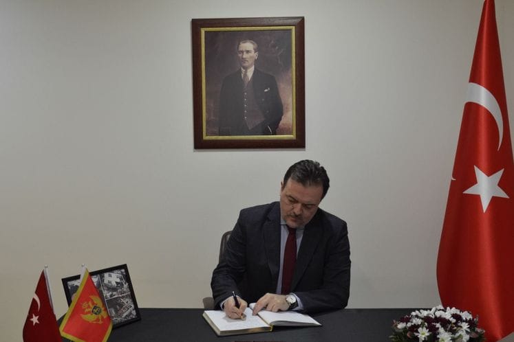 Perović se upisao u knjigu žalosti u ambasadi Turske: Računajte na pomoć Ministarstva odbrane