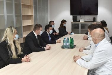 dr Dritan Abazović obišao je sa ministrom unutrašnjih poslova Filipom Adžićem povrijeđene u jučerašnjem napadu bombom