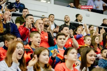 Dritan Abazović i Vasilije Lalošević na vaterpolo utakmici u pratnji đaka OŠ „Mahmut Lekić“