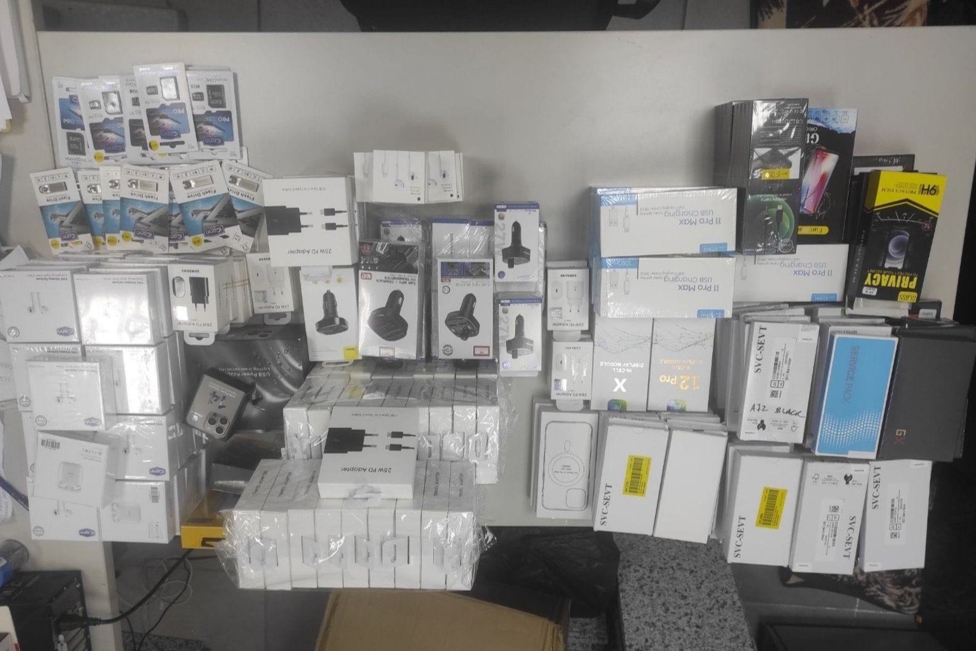 Zaplijenjena oprema i djelovi za mobilne telefone vrijedni 6,5 hiljada eura