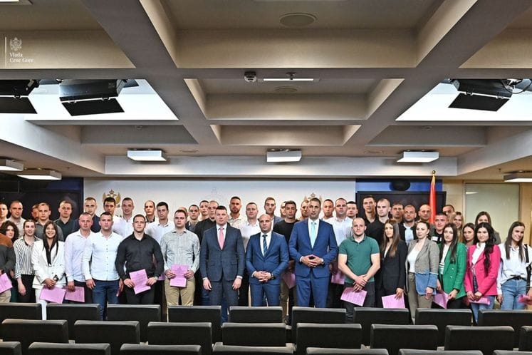 Uručenje rješenja novozaposlenim policajcima