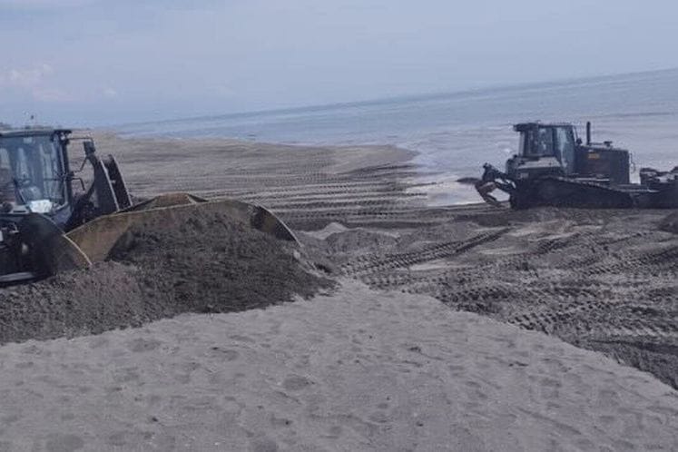 Pripadnici Inžinjerijske čete Bataljona za podršku Vojske Crne Gore podigli su pješčani nasip na Adi Bojani