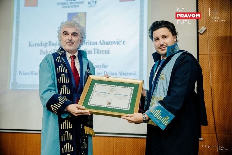 Premijeru Abazoviću u Istanbulu uručen počasni doktorat