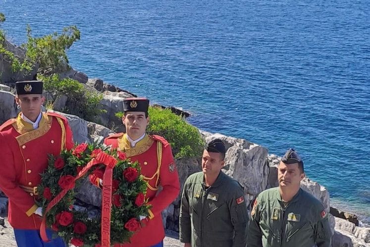 Polaganje vijenaca na spomen ploču u uvali Dobreč