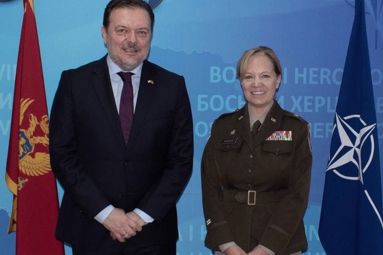 dr Krsto Perović u posjeti bazi u Butmiru