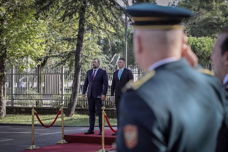 Krapović dočekan uz vojne počasti, preuzeo resor odbrane