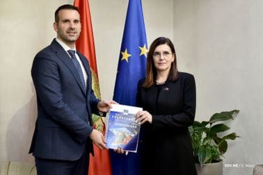 Ambasadorka Popa uručila predsjedniku Vlade Milojku Spajiću Izvještaj EK o napretku