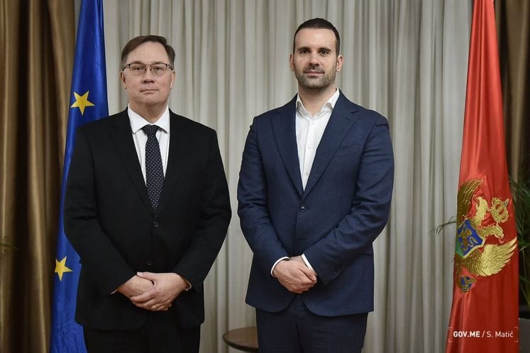 Milojko Spajić sa ambasadorom Finske u Crnoj Gori Niklasom Lindkvistom
