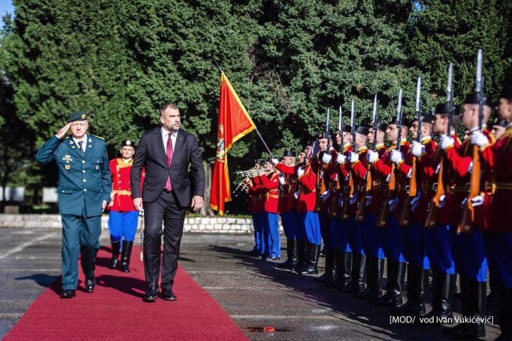 Krapović u posjeti kasarni u Maslinama: Bezrezervna podrška svakom pripadniku VCG