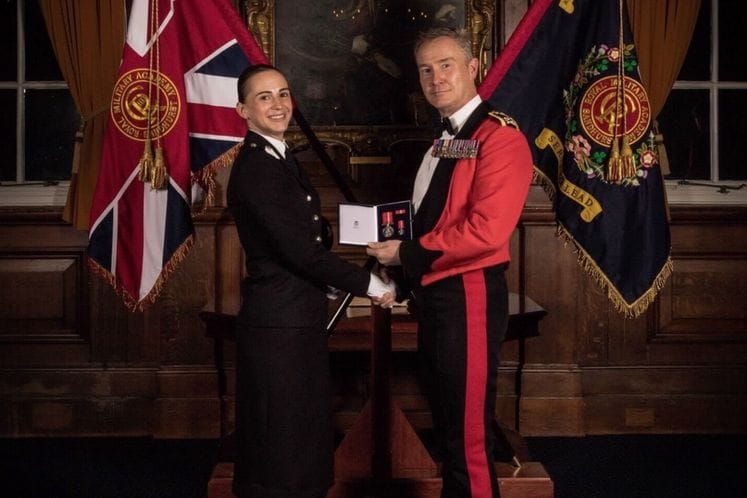 Potporučnici Vojske Crne Gore uručena medalja na prestižnoj britanskoj Kraljevskoj vojnoj akademiji