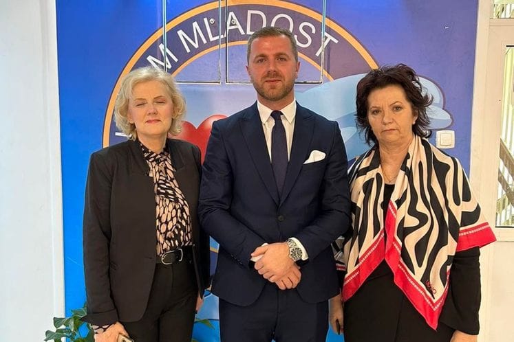 Službenici Ministarstva javne uprave, uputili odgovarajuće poklone i čestitali novogodišnje praznike svim korisnicima i zaposlenima JU Dječiji dom "Mladost" u Bijeloj