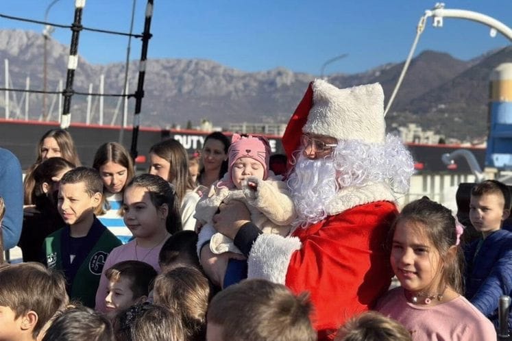Djed Mraz je ove godine u spektakularnoj akciji doletio vojnim helikopterom, kako bi lično dostavio poklon-paketiće djeci zaposlenih u Vojsci Crne Gore i Ministarstvu odbrane.