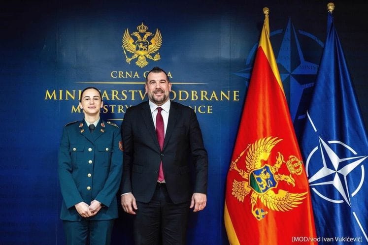 Krapović sa potporučnicom Grdinić: Ponosan sam na njene izuzetne rezultate na oficirskom kursu u UK