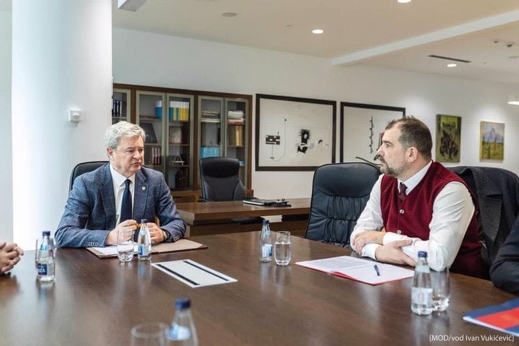 Ministar odbrane Crne Gore Dragan Krapović posjetio je danas Crnogorsku akademiju nauka i umjetnosti.