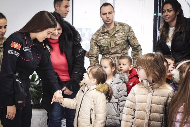 Mališani podgoričkog vrtića “Osmijeh” družili se sa vojskom i policijom