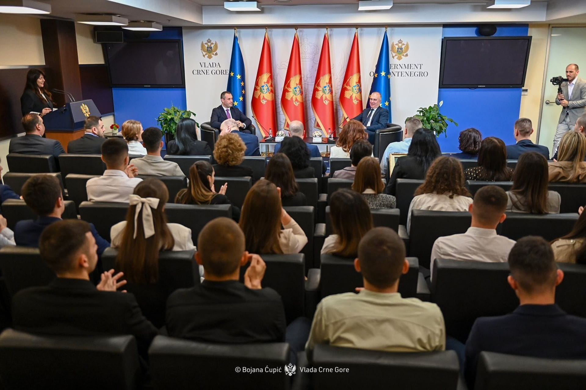 Delegaciju od 44 srednjoškolca iz Bugarske ugostili u zgradi Vlade potpredsjednik Vlade Dragoslav Šćekić i ministar Fatmir Đeka