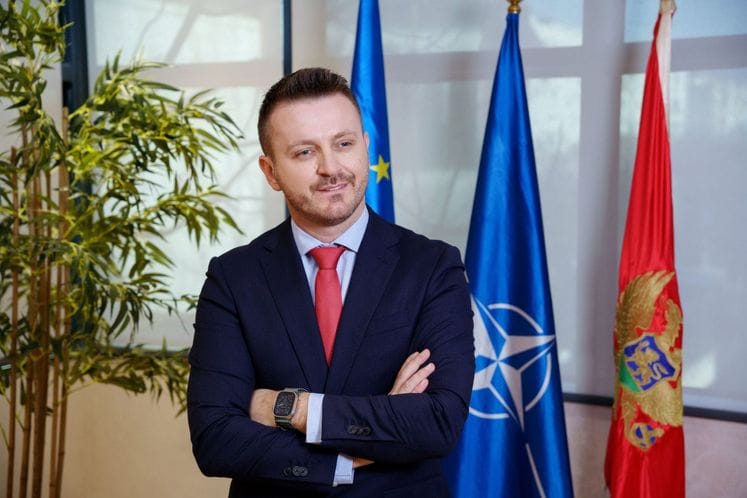 Ministar Dukaj, najava