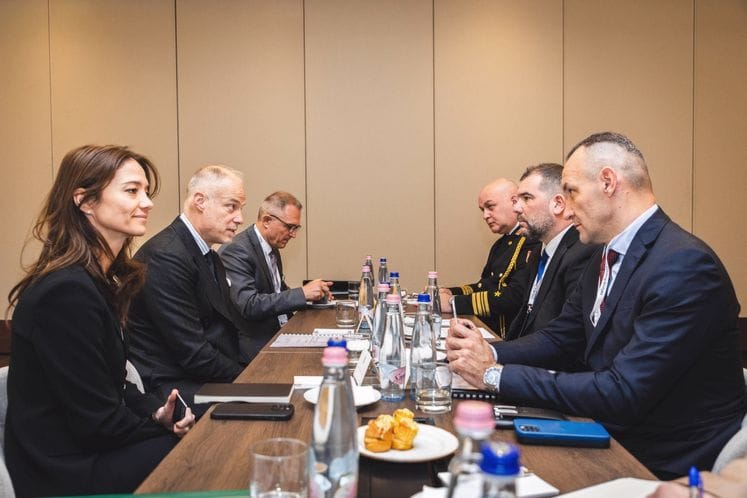 Krapović na „Budimpeštanskom bezbjednosnom dijalogu“, susret sa mađarskim kolegom Bobrovnickim