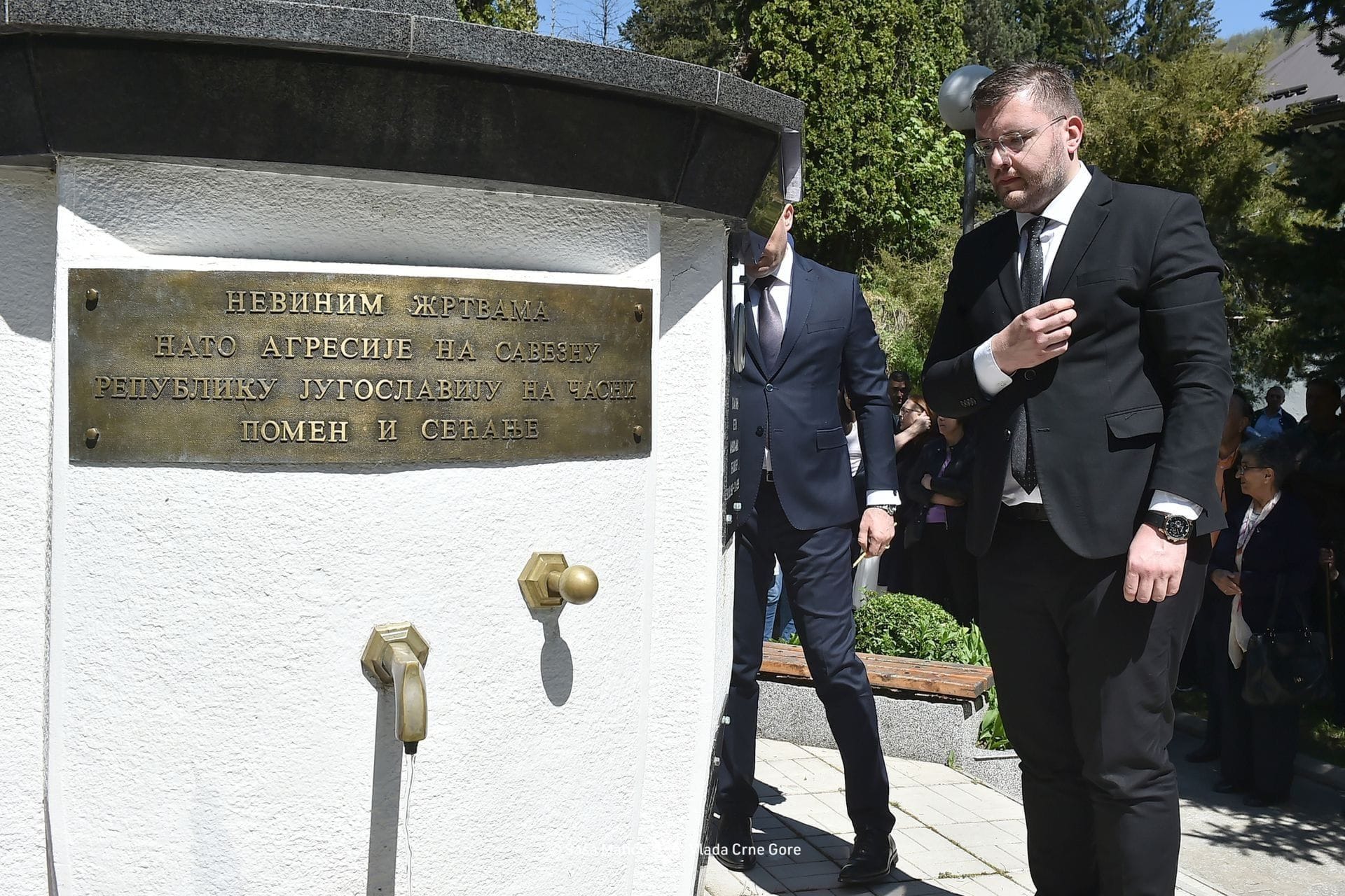 Potpredsjednik Vlade Crne Gore za politički sistem, pravosuđe i antikorupciju, mr Momo Koprivica, položio vijenac povodom 25 godina stradanja žrtava u Murinu