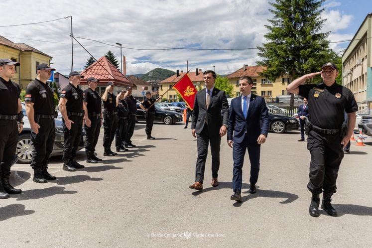 Bečić i Šaranović: Sa državom igre nema, niti brukanja časne crnogorske uniforme