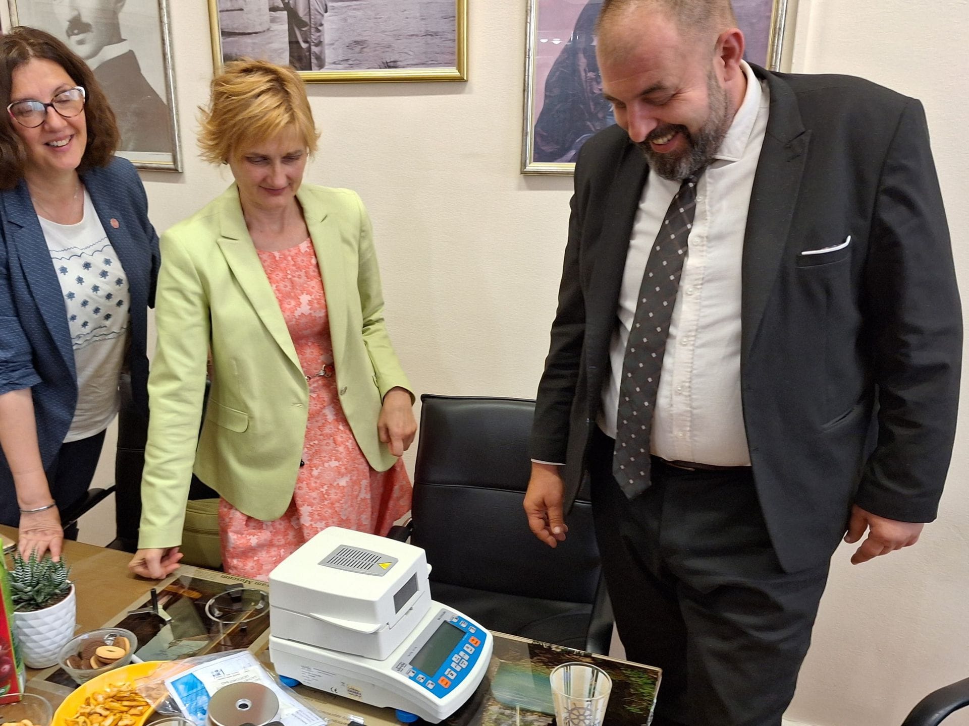 gallery.media[0].alt