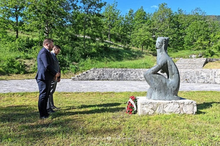 Potpredsjednik Vlade za politički sistem, pravosuđe i antikorupciju mr Momo Koprivica položio vijenac na memorijalni spomenik u Dolima pivskim