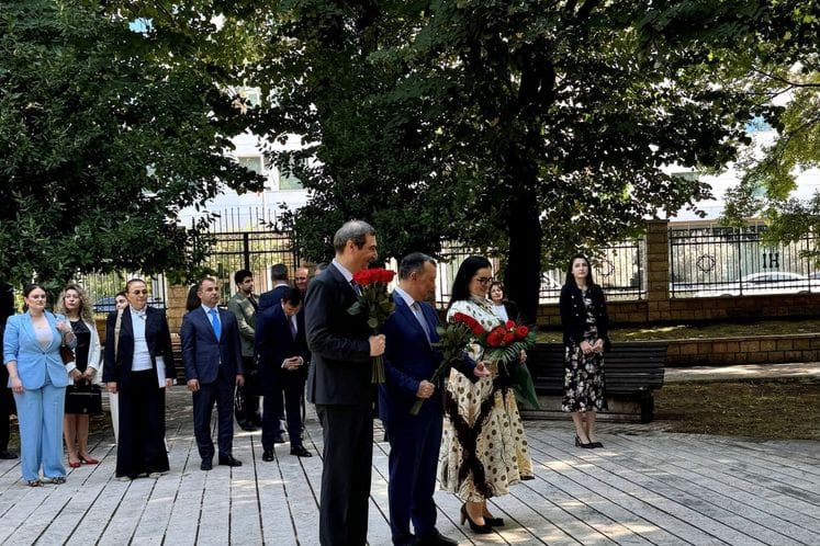 ФОТО: Нишић и Бабаyеви свечано положили цвијеће на споменик Хусеину Џавиду