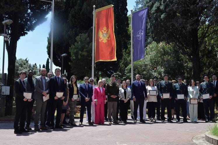 Zahvalnice ambasade SAD-a za više službenika Ministarstva odbrane i pripadnika Vojske Crne Gore