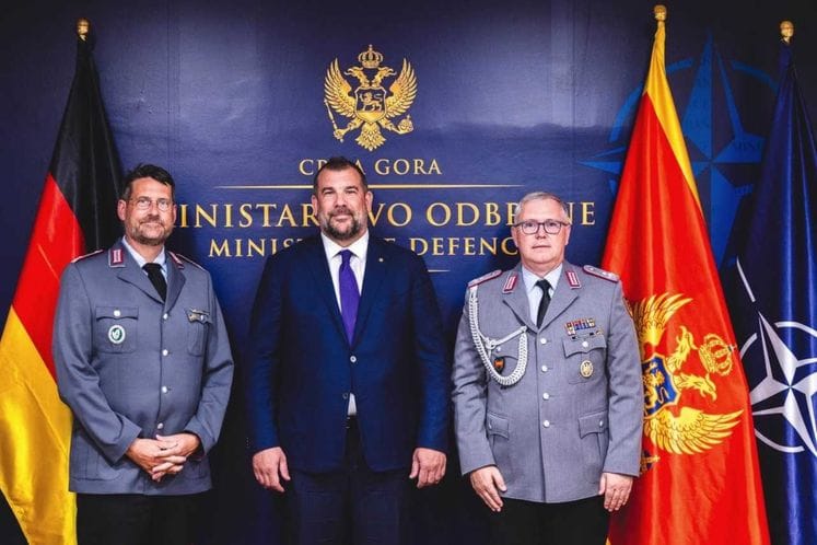 Krapović sa novoimenovanim izaslanikom odbrane SR Njemačke, potpukovnikom Veberom