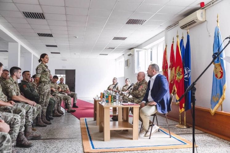 Krapović sa mladim oficirima Vojske Crne Gore