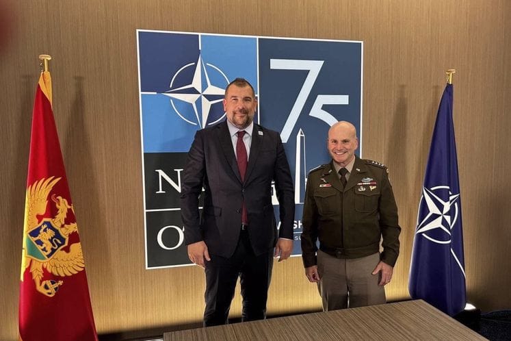 Krapović sa vrhovnim komandantom savezničkih snaga za Evropu (SACEUR), generalom Christopher G. Cavoliem