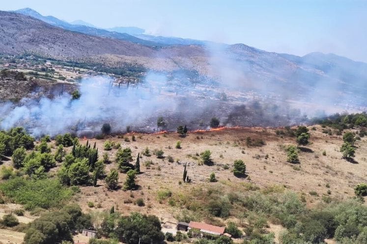 Vojska Crne Gore sa helikopterom Bell 412 nastavlja gašenje požara u Crnoj Gori