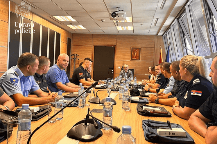 Direktor sa službenicima koji učestvuju u projektu "Sigurna ljetnja turistička sezona"