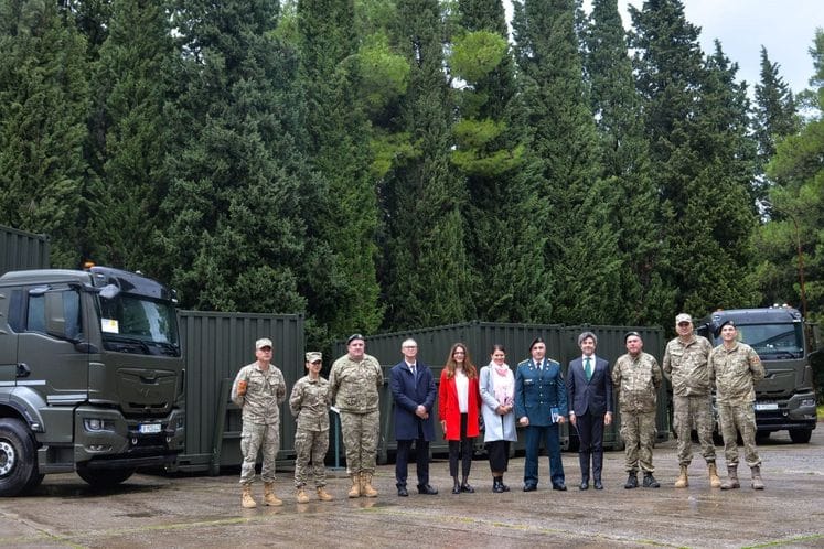 Vojsci Crne Gore OEBS donirao vozila za transport opasnih materija