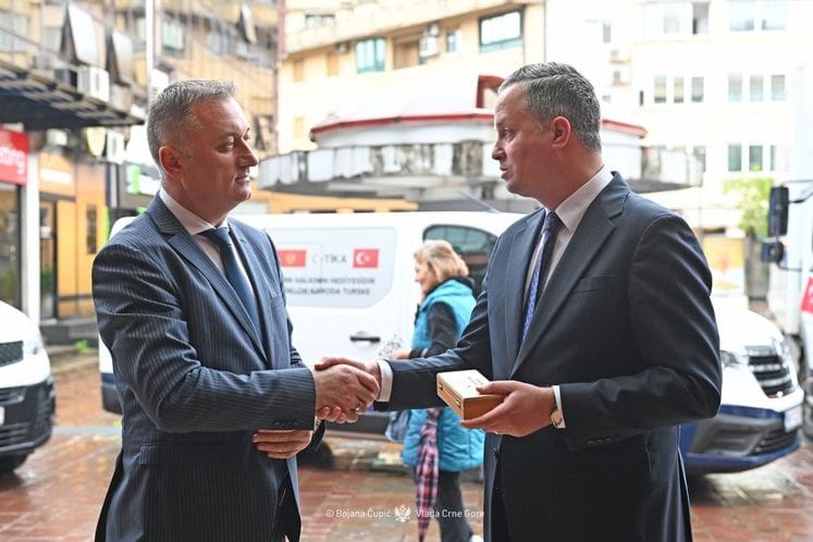 TIKA donirala vozilo korisnicima Doma starih „Nikšić“