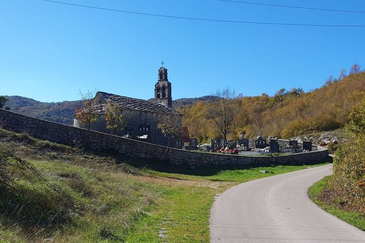 Nadgrobni spomenici i crkva u Grabu