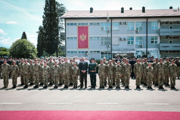 Krapović mladim vojnicima: Da vam domovina bude svetinja, a uniformu nosite sa ponosom