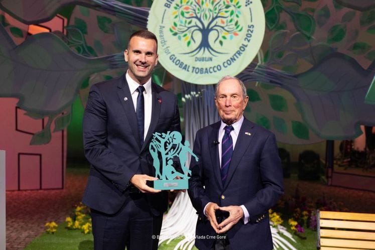 Premijeru Spajiću uručena prestižna Blumbergova nagrada za globalnu kontrolu duvana