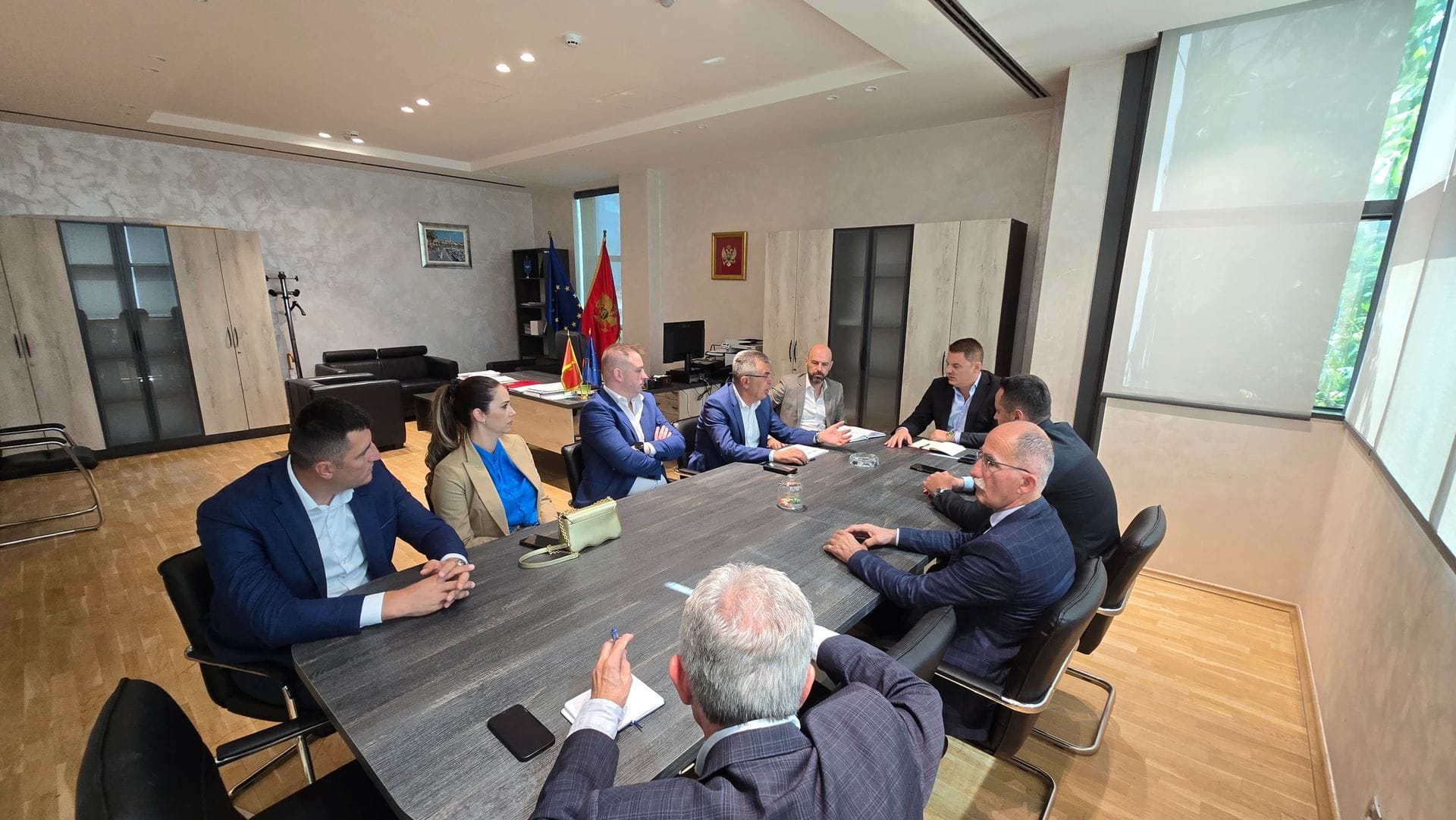 gallery.media[0].alt