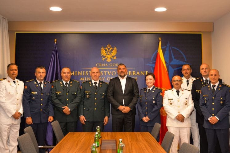 Ministar Krapović i general Vuksanović sastali se sa oficirima koji su završili usavršavanje u inostranstvu