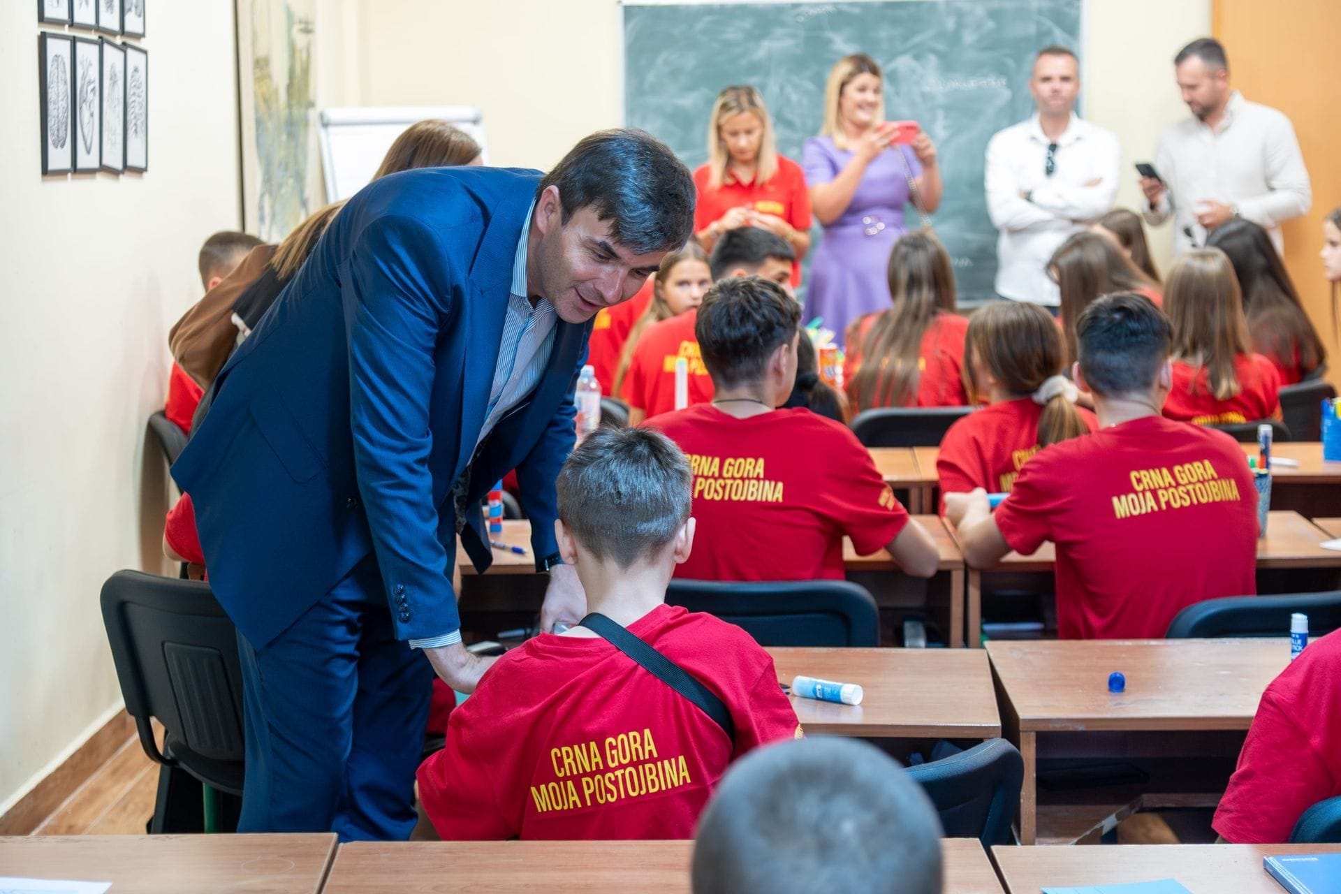 Azemović posjetio djecu polaznike Ljetnje škole jezika i kulture „Crna Gora moja postojbina“ na Ivanovim koritima 1 Azemović posjetio djecu polaznike Ljetnje škole jezika i kulture „Crna Gora moja postojbina“ na Ivanovim koritima