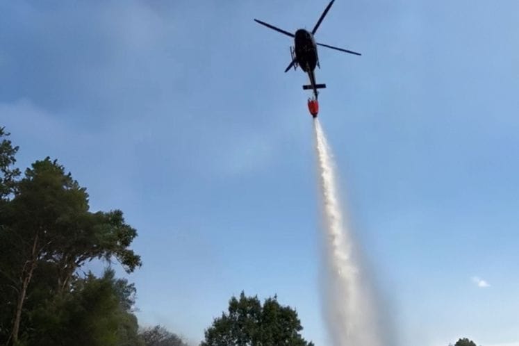 Dva helikoptera Bell 412 Vojske Crne Gore i danas gase požare koji prijete ljudima i kućama na teritoriji Podgorice.