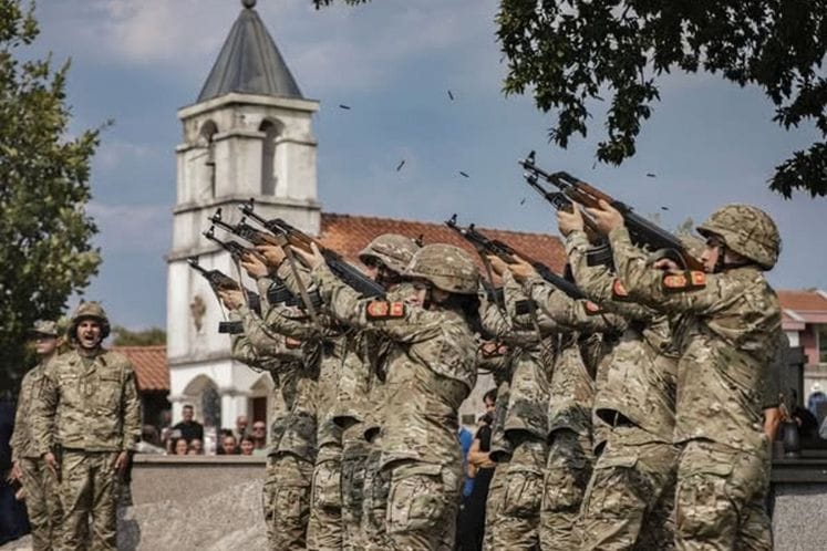 Uz počasnu paljbu saborci iz Vojske Crne Gore oprostili su se od hrabrog mlađeg vodnika Dejana Božovića
