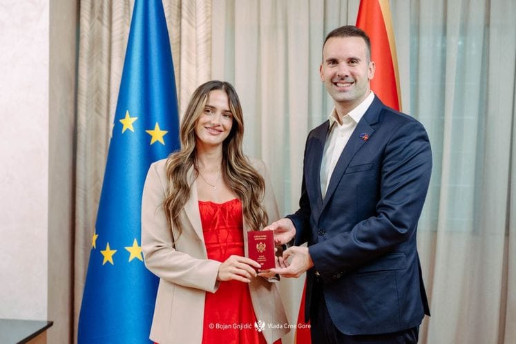 Милојко Спајић уручио пасош Мелиси Балић