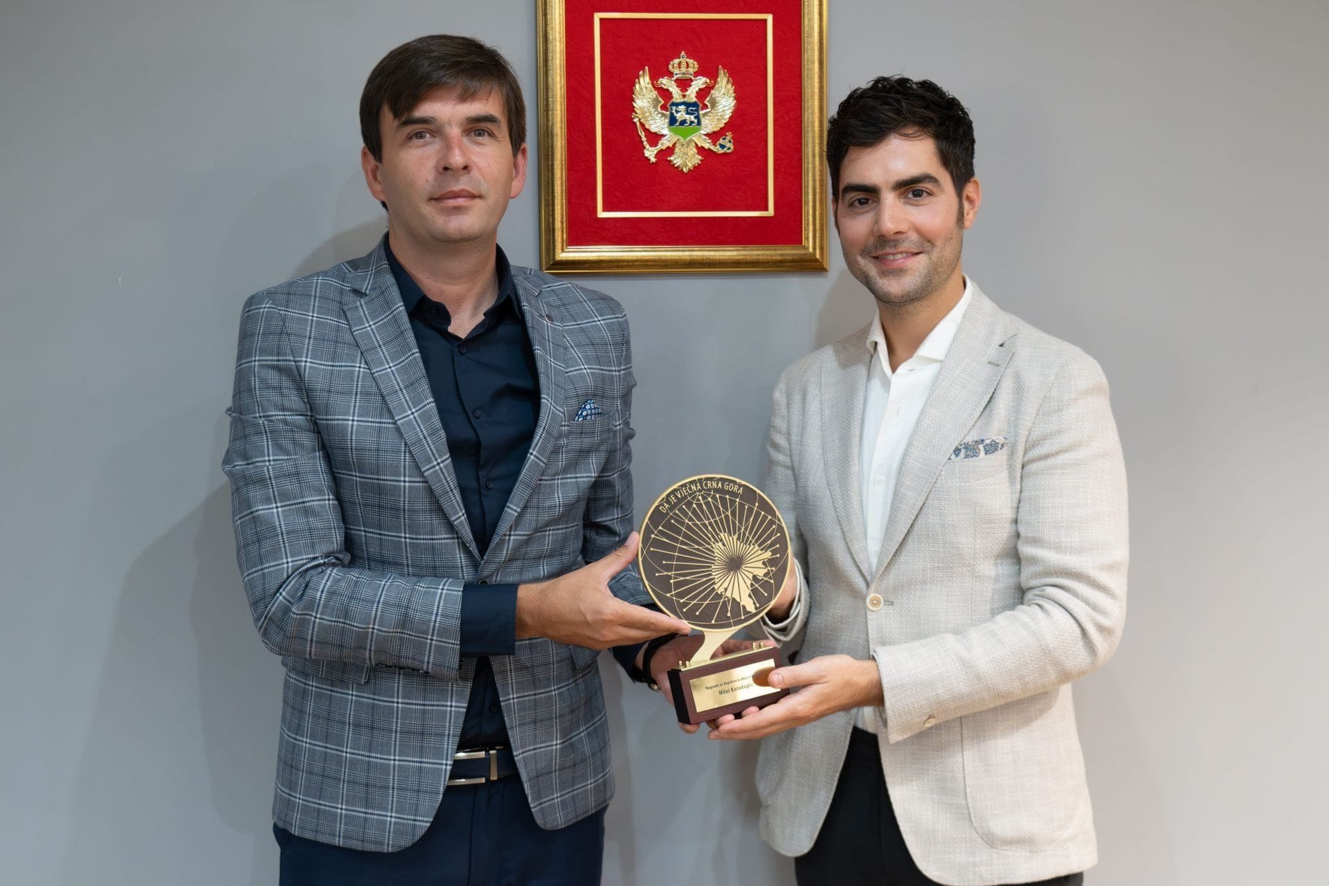 Ministar Azemović uručio priznanje Milošu Karadagliću za promociju crnogorske kulture u svijetu