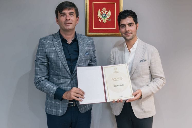 Ministar Azemović uručio priznanje Milošu Karadagliću za promociju crnogorske kulture u svijetu